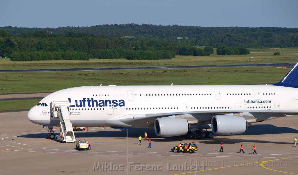 Lufthansa Airbus A 380 zu Besuch Flughafen Koeln Bonn P013.JPG